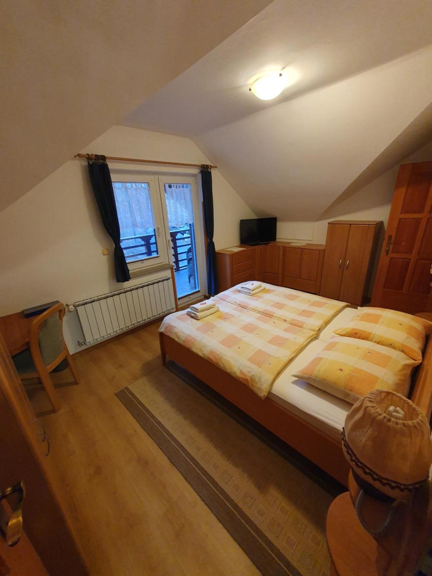 Miskar Rooms Cerknica Habitación foto