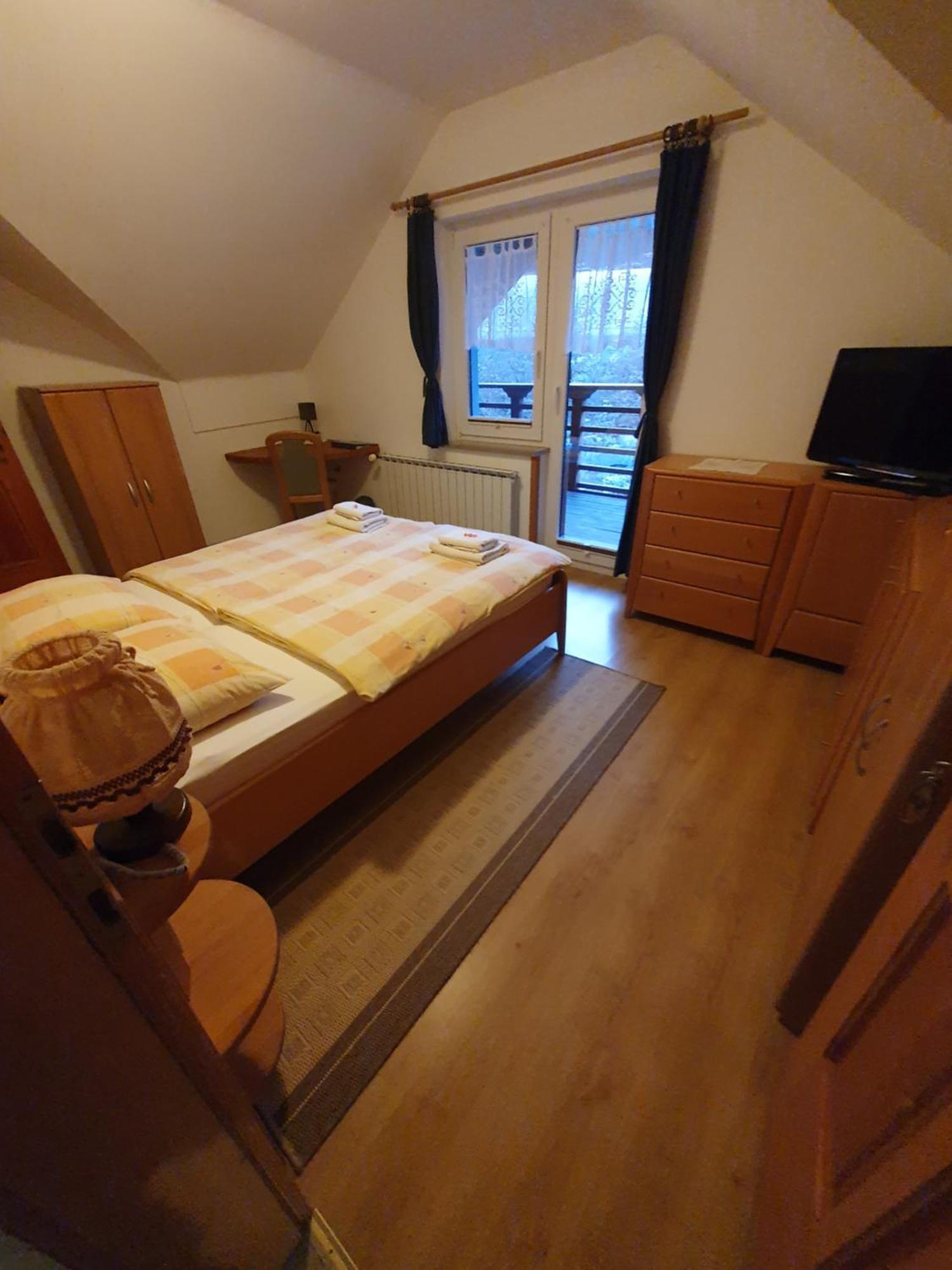 Miskar Rooms Cerknica Habitación foto
