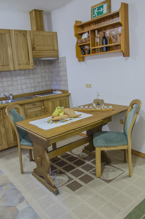 Miskar Rooms Cerknica Exterior foto