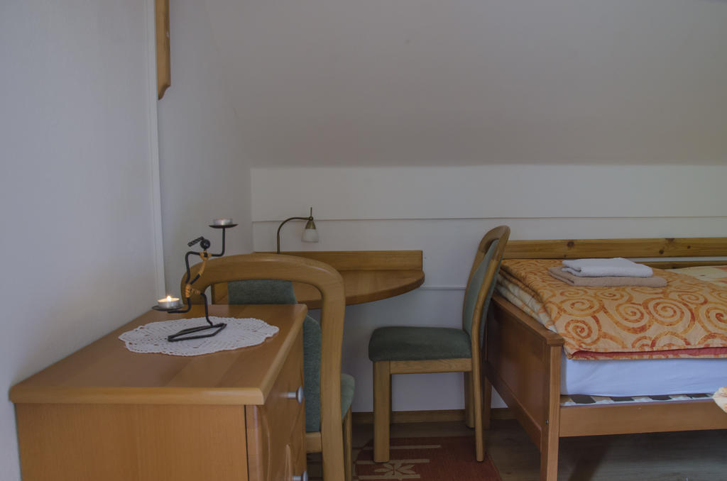 Miskar Rooms Cerknica Habitación foto