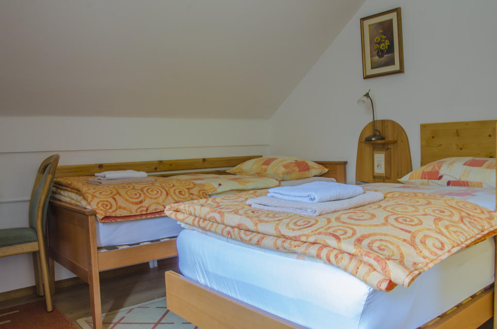 Miskar Rooms Cerknica Habitación foto