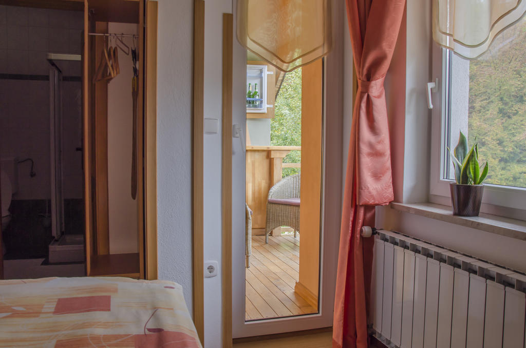Miskar Rooms Cerknica Habitación foto