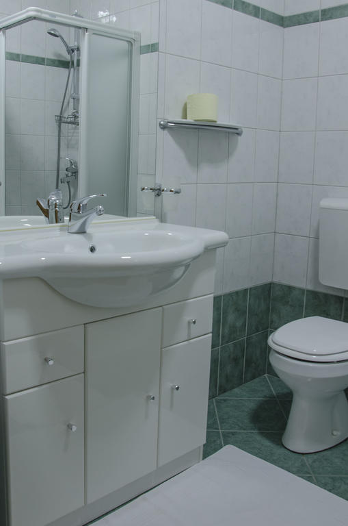 Miskar Rooms Cerknica Habitación foto