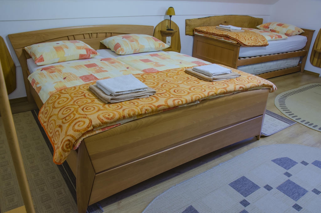 Miskar Rooms Cerknica Habitación foto