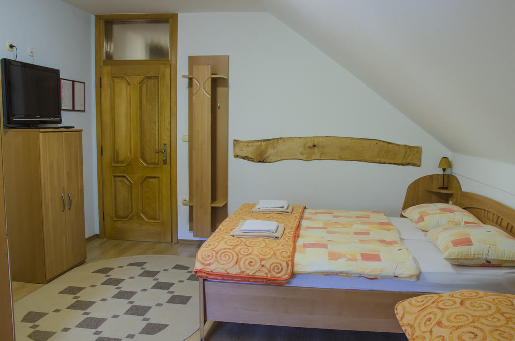 Miskar Rooms Cerknica Habitación foto